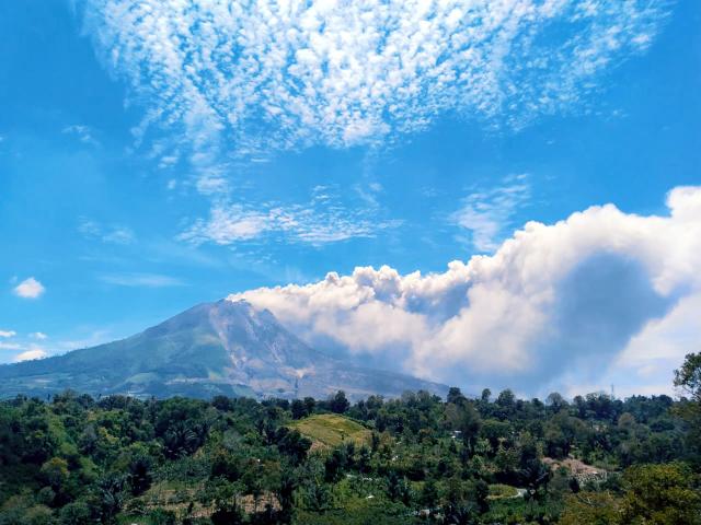 (260831) -- NORTH SUMATRA, Aug. 31, 2026 (Xinhua) -- Volcanic materials are seen spewing from Mount Sinabung in North Sumatra Province, Indonesia, Aug. 31, 2026. Mount Sinabung in Indonesia's North Sumatra province erupted Monday morning, sending volcanic ash over the nearby city of Berastagi, a local monitoring official said. (Photo by Sarianto/Xinhua)