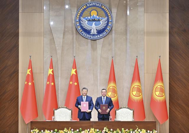 (260831) -- BISHKEK, Aug. 31, 2026 (Xinhua) -- Chinese President Xi Jinping and Kyrgyz President Sadyr Japarov sign a joint declaration of the People's Republic of China and the Kyrgyz Republic on the high-quality development of the comprehensive strategic partnership for a new era and a bilateral treaty on permanent good-neighborliness, friendship and cooperation after their talks in Bishkek, Kyrgyzstan, Aug. 31, 2026. Xi held talks with Japarov here on Monday. (Xinhua/Zhai Jianlan)