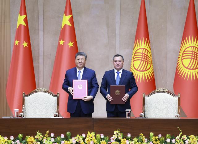 (260831) -- BISHKEK, Aug. 31, 2026 (Xinhua) -- Chinese President Xi Jinping and Kyrgyz President Sadyr Japarov sign a joint declaration of the People's Republic of China and the Kyrgyz Republic on the high-quality development of the comprehensive strategic partnership for a new era and a bilateral treaty on permanent good-neighborliness, friendship and cooperation after their talks in Bishkek, Kyrgyzstan, Aug. 31, 2026. Xi held talks with Japarov here on Monday. (Xinhua/Wang Ye)