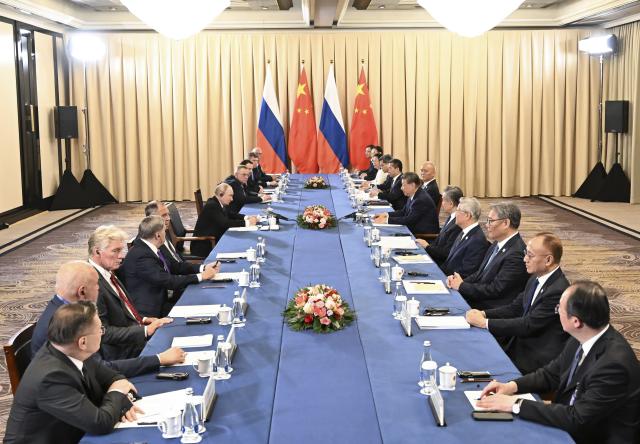 (260831) -- BISHKEK, Aug. 31, 2026 (Xinhua) -- Chinese President Xi Jinping meets with Russian President Vladimir Putin on the sidelines of the Shanghai Cooperation Organization Summit 2026 in Bishkek, Kyrgyzstan, Aug. 31, 2026. (Xinhua/Yan Yan)