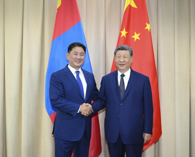 (260831) -- BISHKEK, Aug. 31, 2026 (Xinhua) -- Chinese President Xi Jinping meets with Mongolian President Ukhnaa Khurelsukh on the sidelines of the Shanghai Cooperation Organization Summit 2026 in Bishkek, Kyrgyzstan, Aug. 31, 2026. (Xinhua/Yan Yan)