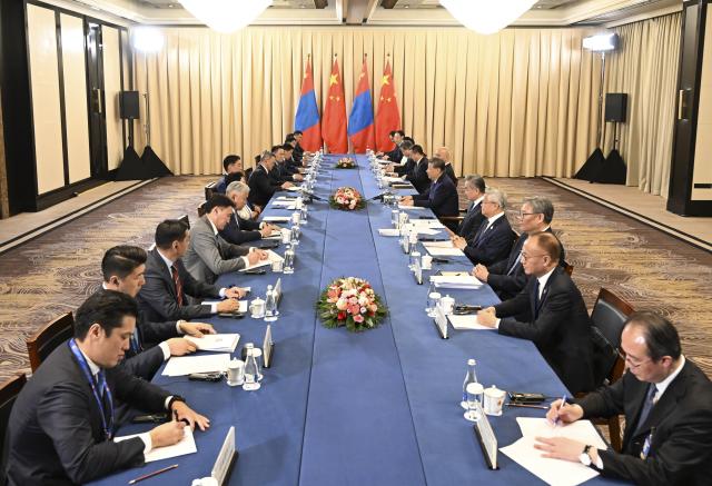(260831) -- BISHKEK, Aug. 31, 2026 (Xinhua) -- Chinese President Xi Jinping meets with Mongolian President Ukhnaa Khurelsukh on the sidelines of the Shanghai Cooperation Organization Summit 2026 in Bishkek, Kyrgyzstan, Aug. 31, 2026. (Xinhua/Li Xiang)