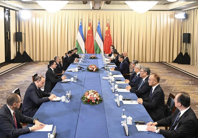(260831) -- BISHKEK, Aug. 31, 2026 (Xinhua) -- Chinese President Xi Jinping meets with Uzbek President Shavkat Mirziyoyev on the sidelines of the Shanghai Cooperation Organization Summit 2026 in Bishkek, Kyrgyzstan, Aug. 31, 2026. (Xinhua/Yan Yan)