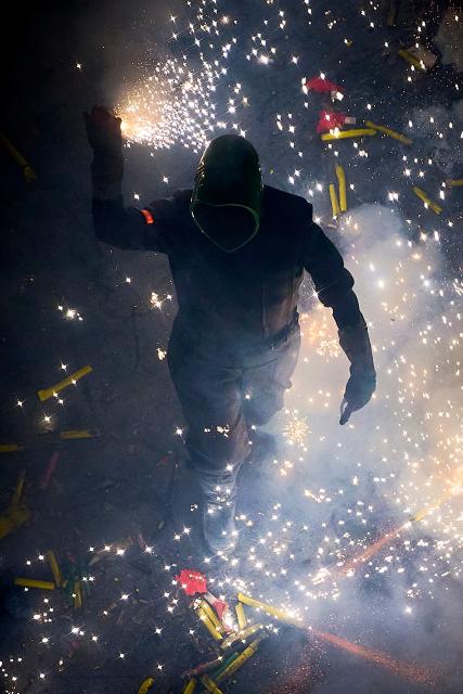 (260831) -- PATERNA, Aug. 31, 2026 (Xinhua) -- People set off rockets during the traditional "La Corda" festival in Paterna, Spain, Aug. 31, 2026. La Corda is a traditional pyrotechnic festival with a long history in Paterna. During the event, participants wearing protective gear set off more than 70,000 rockets along the city's closed-off main street, filling the area with sparks and smoke. Paterna is also known as the "City of Fire" for its longstanding pyrotechnic tradition. (Photo by Pablo Morano/Xinhua)
