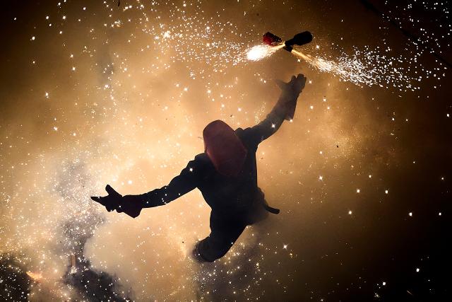 (260831) -- PATERNA, Aug. 31, 2026 (Xinhua) -- People set off rockets during the traditional "La Corda" festival in Paterna, Spain, Aug. 31, 2026. La Corda is a traditional pyrotechnic festival with a long history in Paterna. During the event, participants wearing protective gear set off more than 70,000 rockets along the city's closed-off main street, filling the area with sparks and smoke. Paterna is also known as the "City of Fire" for its longstanding pyrotechnic tradition. (Photo by Pablo Morano/Xinhua)
