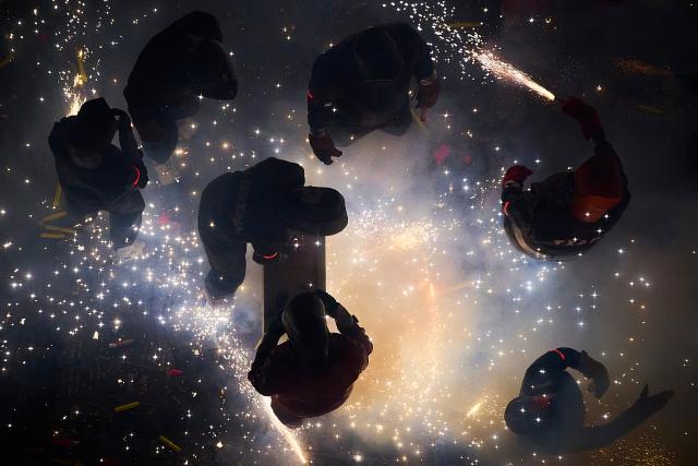 (260831) -- PATERNA, Aug. 31, 2026 (Xinhua) -- People set off rockets during the traditional "La Corda" festival in Paterna, Spain, Aug. 31, 2026. La Corda is a traditional pyrotechnic festival with a long history in Paterna. During the event, participants wearing protective gear set off more than 70,000 rockets along the city's closed-off main street, filling the area with sparks and smoke. Paterna is also known as the "City of Fire" for its longstanding pyrotechnic tradition. (Photo by Pablo Morano/Xinhua)
