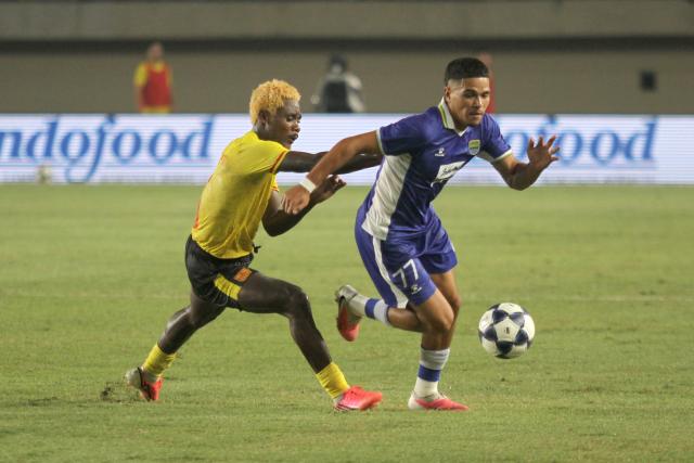 (260901) -- BANDUNG, Sept. 1, 2026 (Xinhua) -- Ragnar Oratmangoen (R) of Persib Bandung competes during the AFC Champions League Two preliminary stage football match between Persib Bandung of Indonesia and Manila Diggers FC of the Philippines in Bandung, Indonesia, Aug. 31, 2026. (Photo by Septianjar Muharam/Xinhua)