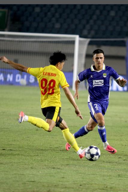 (260901) -- BANDUNG, Sept. 1, 2026 (Xinhua) -- Dimitri Lionel Limbo (L) of Manila Diggers FC vies with Eliano Reijnders of Persib Bandung during the AFC Champions League Two preliminary stage football match between Persib Bandung of Indonesia and Manila Diggers FC of the Philippines in Bandung, Indonesia, Aug. 31, 2026. (Photo by Septianjar Muharam/Xinhua)