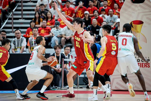 (260901) -- ZHUJI, Sept. 1, 2026 (Xinhua) -- Yang Hansen (C) of China defends Sergio El Darwich (4th R) of Lebanon during the Second Round Group F match between China and Lebanon at the 2027 FIBA Basketball World Cup Asian Qualifiers in Zhuji, east China's Zhejiang Province, Aug. 31, 2026. (Photo by Jiang Liben/Xinhua)