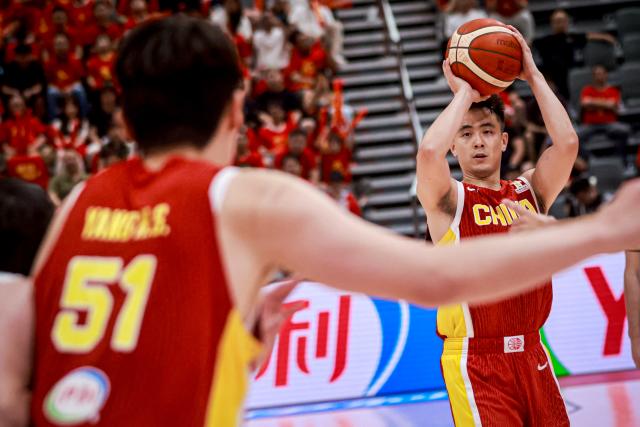 (260901) -- ZHUJI, Sept. 1, 2026 (Xinhua) -- Zhao Jiwei (R) of China passes the ball during the Second Round Group F match between China and Lebanon at the 2027 FIBA Basketball World Cup Asian Qualifiers in Zhuji, east China's Zhejiang Province, Aug. 31, 2026. (Photo by Zhou Shengrong/Xinhua)