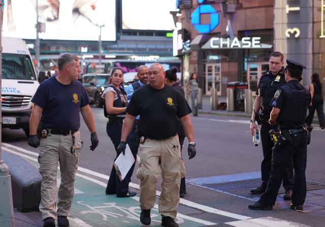 (260901) -- NEW YORK, Sept. 1, 2026 (Xinhua) -- Police and investigators work at the site of a stabbing attack in New York City, the United States, on Aug. 31, 2026. A woman stabbed two people with a knife near New York City's Times Square Monday afternoon before she was shot by police, local media reported. (Xinhua/Zhang Fengguo)