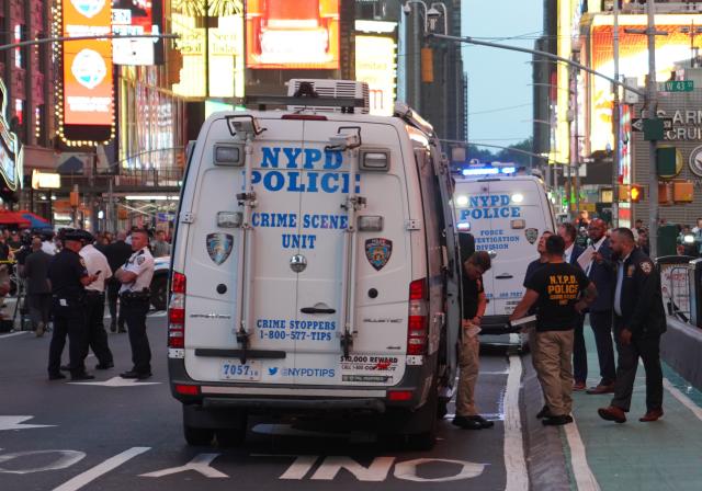 (260901) -- NEW YORK, Sept. 1, 2026 (Xinhua) -- Police and investigators work at the site of a stabbing attack in New York City, the United States, on Aug. 31, 2026. A woman stabbed two people with a knife near New York City's Times Square Monday afternoon before she was shot by police, local media reported. (Xinhua/Zhang Fengguo)
