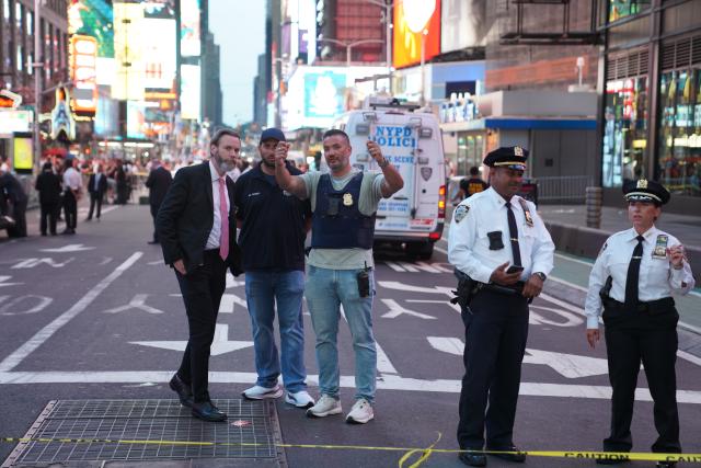 (260901) -- NEW YORK, Sept. 1, 2026 (Xinhua) -- Police and investigators work at the site of a stabbing attack in New York City, the United States, on Aug. 31, 2026. A woman stabbed two people with a knife near New York City's Times Square Monday afternoon before she was shot by police, local media reported. (Xinhua/Zhang Fengguo)