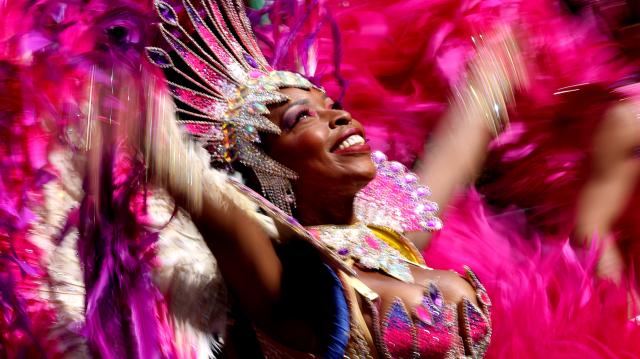(260901) -- BEIJING, Sept. 1, 2026 (Xinhua) -- A performer participates in the Notting Hill Carnival in London, Britain, Aug. 31, 2026. Originating in the 1960s, the carnival is a way for Afro-Caribbean communities to celebrate their cultures and traditions. (Xinhua/Li Ying)