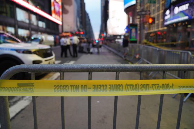 (260901) -- NEW YORK, Sept. 1, 2026 (Xinhua) -- This photo taken on Aug. 31, 2026 shows the site of a stabbing attack cordoned by police in New York City, the United States. A person was killed, and another was injured in a stabbing by a woman armed with knives near Times Square in New York City on Monday afternoon, authorities said. (Xinhua/Zhang Fengguo)