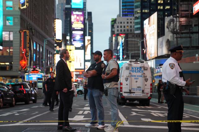 (260901) -- NEW YORK, Sept. 1, 2026 (Xinhua) -- Police and investigators work at the site of a stabbing attack in New York City, the United States, on Aug. 31, 2026. A person was killed, and another was injured in a stabbing by a woman armed with knives near Times Square in New York City on Monday afternoon, authorities said. (Xinhua/Zhang Fengguo)