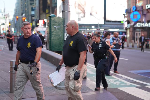 (260901) -- NEW YORK, Sept. 1, 2026 (Xinhua) -- Police and investigators work at the site of a stabbing attack in New York City, the United States, on Aug. 31, 2026. A person was killed, and another was injured in a stabbing by a woman armed with knives near Times Square in New York City on Monday afternoon, authorities said. (Xinhua/Zhang Fengguo)