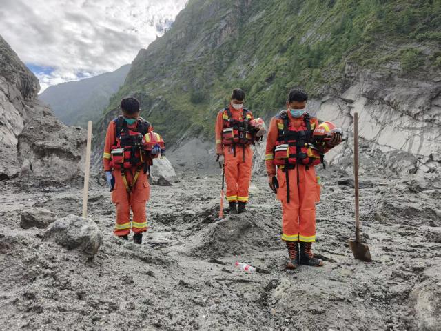 (260901) -- GYIRONG, Sept. 1, 2026 (Xinhua) -- Rescuers observe a moment of silence for the victims of the Aug. 26 mudslide near the Gyirong Port in Gyirong County, southwest China's Xizang Autonomous Region, Sept. 1, 2026. Memorial services were held on Tuesday morning in Gyirong County, southwest China's Xizang Autonomous Region, to mourn the victims of the Aug. 26 mudslide that caused heavy casualties and left many missing. (Xinhua/Jigme Dorje)