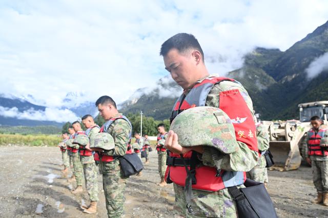(260901) -- GYIRONG, Sept. 1, 2026 (Xinhua) -- Military personnel observe a moment of silence for the victims of the Aug. 26 mudslide in Gyirong County, southwest China's Xizang Autonomous Region, Sept. 1, 2026. Memorial services were held on Tuesday morning in Gyirong County, southwest China's Xizang Autonomous Region, to mourn the victims of the Aug. 26 mudslide that caused heavy casualties and left many missing. (Photo by Liu Yuqin/Xinhua)