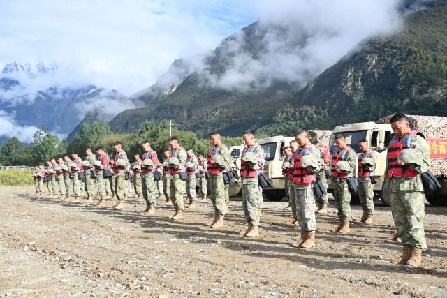 (260901) -- GYIRONG, Sept. 1, 2026 (Xinhua) -- Military personnel observe a moment of silence for the victims of the Aug. 26 mudslide in Gyirong County, southwest China's Xizang Autonomous Region, Sept. 1, 2026. Memorial services were held on Tuesday morning in Gyirong County, southwest China's Xizang Autonomous Region, to mourn the victims of the Aug. 26 mudslide that caused heavy casualties and left many missing. (Photo by Liu Yuqin/Xinhua)