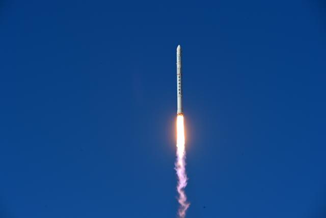 (260901) -- JIUQUAN, Sept. 1, 2026 (Xinhua) -- The PALLAS-1 Y1 carrier rocket blasts off from the Dongfeng commercial space innovation pilot zone in northwest China, Sept. 1, 2026. The rocket blasted off at 10:00 a.m. (Beijing Time) and performed normally throughout the flight. All test objectives were met, and the mission was a complete success.
  The mission marked the maiden flight of PALLAS-1. (Photo by Wang Jiangbo/Xinhua)