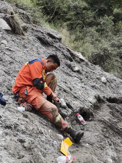 (260901) -- GYIRONG, Sept. 1, 2026 (Xinhua) -- A rescuer cleans the dirt from his shoe before nightfall in Gyirong County, southwest China's Xizang Autonomous Region, Aug. 31, 2026. Despite difficulties such as high-altitude terrain, steep valleys and volatile weather, the rescue forces have been working around the clock to search for survivors, repair roads, set up communication base stations and restore power lines. (Xinhua/Jigme Dorje)
