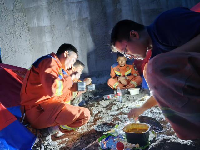 (260901) -- GYIRONG, Sept. 1, 2026 (Xinhua) -- Rescuers have their first meal of the day in Gyirong County, southwest China's Xizang Autonomous Region, Aug. 31, 2026. Despite difficulties such as high-altitude terrain, steep valleys and volatile weather, the rescue forces have been working around the clock to search for survivors, repair roads, set up communication base stations and restore power lines. (Xinhua/Jigme Dorje)