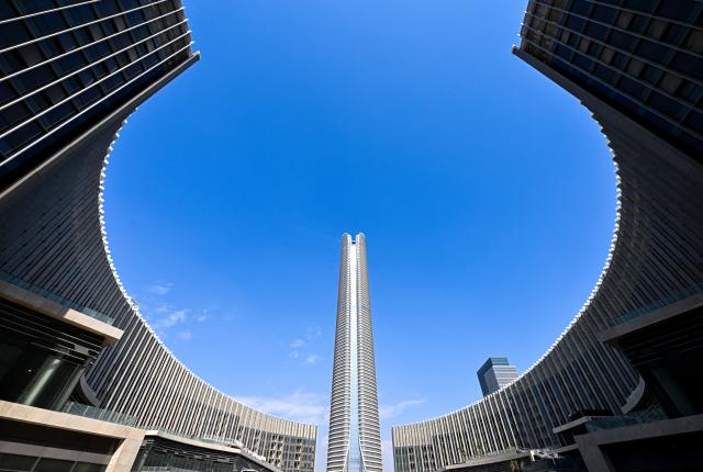 (260901) -- CAIRO, Sept. 1, 2026 (Xinhua) -- This photo taken on Aug. 13, 2026 shows the iconic tower in the Central Business District (CBD) in the new administrative capital of Egypt, east of Cairo, Egypt. Egypt is home to an ancient civilization that flourished along the Nile River. From the pyramids that have stood for millennia to its bustling modern cities, the ancient and the contemporary intertwine across the country, reflecting a civilization that has endured through the ages. (Xinhua/Xin Mengchen)