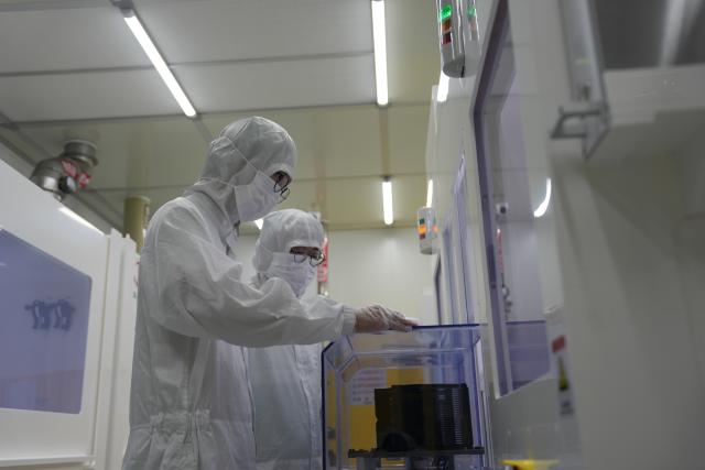 (260901) -- BEIJING, Sept. 1, 2026 (Xinhua) -- Engineers work at a wet-process workshop of the photonic chip pilot production line at Shanghai Jiao Tong University's Wuxi Photonic Chip Institute (CHIPX) in Wuxi, east China's Jiangsu Province, Sep. 25, 2025. (Xinhua/Hu Zhixuan)