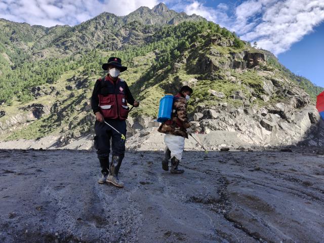 (260901) -- GYIRONG, Sept. 1, 2026 (Xinhua) -- Health workers carry out disinfection operations at the mudslide-hit Gyirong Port in Gyirong County, southwest China's Xizang Autonomous Region, Sept. 1, 2026. (Xinhua/Jigme Dorje)