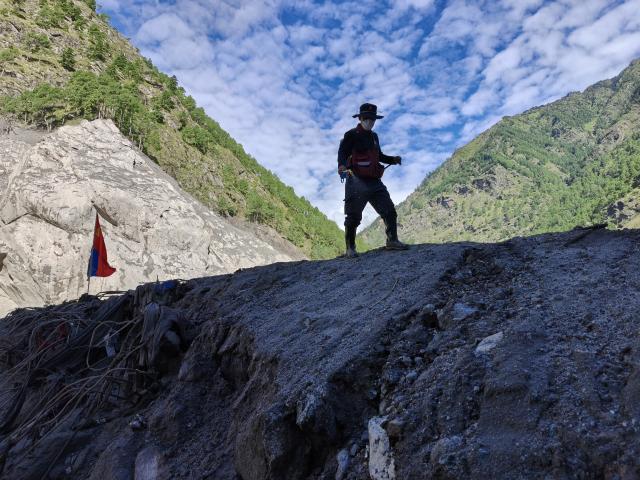 (260901) -- GYIRONG, Sept. 1, 2026 (Xinhua) -- A health worker carries out disinfection operations at the mudslide-hit Gyirong Port in Gyirong County, southwest China's Xizang Autonomous Region, Sept. 1, 2026. (Xinhua/Jigme Dorje)