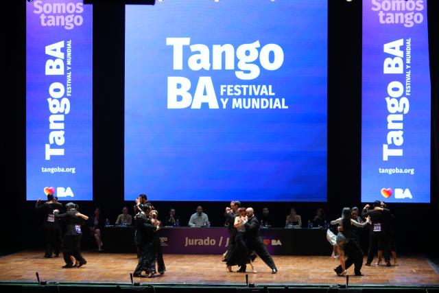 (260903) -- BUENOS AIRES, Sept. 3, 2026 (Xinhua) -- Dancers perform during the final of Tango de Pista at the Tango BA Festival and World Cup 2026 in Buenos Aires, Argentina, on Sept. 1, 2026. (Xinhua/Zhang Duo)