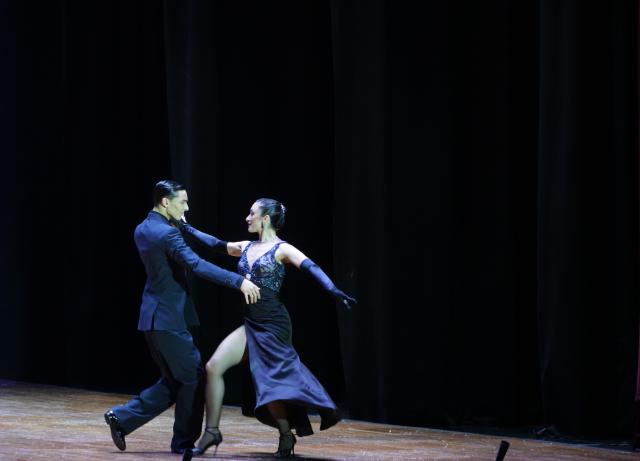 (260903) -- BUENOS AIRES, Sept. 3, 2026 (Xinhua) -- Dancers perform during the final of Tango Escenario at the Tango BA Festival and World Cup 2026 in Buenos Aires, Argentina, on Sept. 2, 2026. (Xinhua/Zhang Duo)