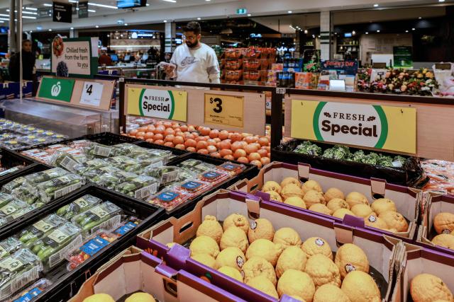 (260903) -- CANBERRA, Sept. 3, 2026 (Xinhua) -- A man shops at a supermarket in Canberra, Australia, Sept. 2, 2026. Australia's rate of economic growth accelerated to 0.4 percent in the second quarter of 2026, according to official figures released on Tuesday, beating economists' expectations.
   TO GO WITH "Australian economic growth accelerates to 0.4 pct in Q2" (Photo by Chu Chen/Xinhua)
