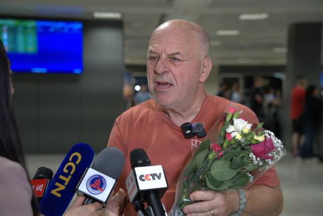 (260903) -- WASHINGTON, Sept. 3, 2026 (Xinhua) -- Ronald Sakolsky receives an interview at Washington Dulles International Airport after his trip to China, near Washington, D.C., the United States, on Sept. 1, 2026. "I came back home today, but I left a part of my heart in China."
   Retired U.S. teacher Ronald Sakolsky told a small group of reporters after landing at Washington Dulles International Airport late Tuesday, reflecting emotionally on his 10-day trip to China.
   TO GO WITH "Feature: 'I left a part of my heart in China,' says retired U.S. teacher" (Photo by Li Yuanqing/Xinhua)