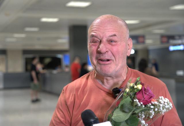 (260903) -- WASHINGTON, Sept. 3, 2026 (Xinhua) -- Ronald Sakolsky receives an interview at Washington Dulles International Airport after his trip to China, near Washington, D.C., the United States, on Sept. 1, 2026. "I came back home today, but I left a part of my heart in China."
   Retired U.S. teacher Ronald Sakolsky told a small group of reporters after landing at Washington Dulles International Airport late Tuesday, reflecting emotionally on his 10-day trip to China.
   TO GO WITH "Feature: 'I left a part of my heart in China,' says retired U.S. teacher" (Photo by Li Yuanqing/Xinhua)