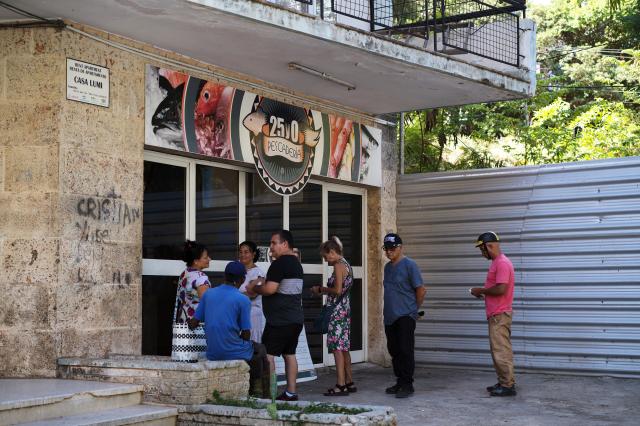 (260903) -- HAVANA, Sept. 3, 2026 (Xinhua) -- People wait to buy seafood at a store in Havana, capital of Cuba, Sept. 1, 2026. (Xinhua/Li Muzi)