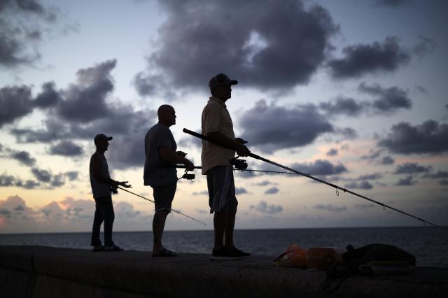 (260903) -- HAVANA, Sept. 3, 2026 (Xinhua) -- People fish by the seaside in Havana, capital of Cuba, Aug. 28, 2026. (Xinhua/Li Muzi)