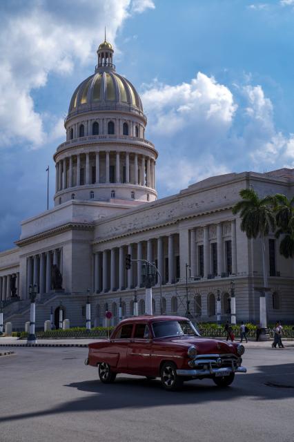 (260903) -- HAVANA, Sept. 3, 2026 (Xinhua) -- A vintage car drives past the National Capitol Building in Havana, capital of Cuba, Aug. 30, 2026. (Xinhua/Li Muzi)