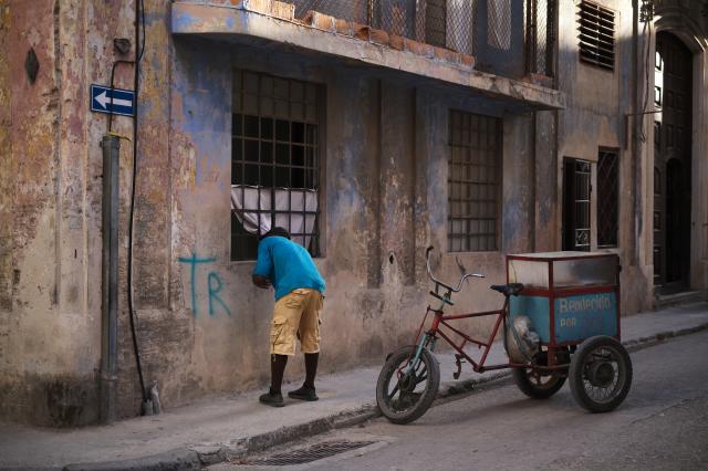 (260903) -- HAVANA, Sept. 3, 2026 (Xinhua) -- A vendor talks to a friend over a window in Havana, capital of Cuba, Aug. 28, 2026. (Xinhua/Li Muzi)