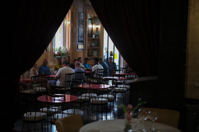 (260903) -- HAVANA, Sept. 3, 2026 (Xinhua) -- Tourists enjoy cocktails at a bar in Havana, capital of Cuba, Aug. 30, 2026. (Xinhua/Li Muzi)