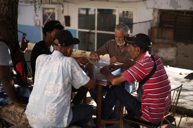 (260903) -- HAVANA, Sept. 3, 2026 (Xinhua) -- People play dominoes by a street in Havana, capital of Cuba, Aug. 31, 2026. (Xinhua/Li Muzi)