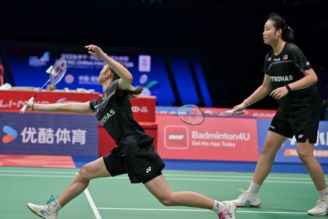 (260903) -- SHENZHEN, Sept. 3, 2026 (Xinhua) -- Low Zi Yu/Noraqilah Maisarah (L) compete during the women's doubles round of 16 match between Jia Yifan/Zhang Shuxian of China and Low Zi Yu/Noraqilah Maisarah of Malaysia at China Masters 2026 badminton tournament in Shenzhen, south China's Guangdong Province, Sept. 3, 2026. (Photo by Chu Yan/Xinhua)