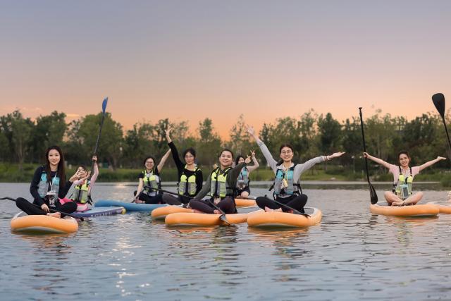 (260903) -- SHIJIAZHUANG, Sept. 3, 2026 (Xinhua) -- Citizens enjoy paddleboarding at central green valley park in Xiong'an New Area, north China's Hebei Province, June 12, 2026. TO GO WITH "Across China: Revived wetland breathes new life into north China's green 'city of future'" (Xinhua)