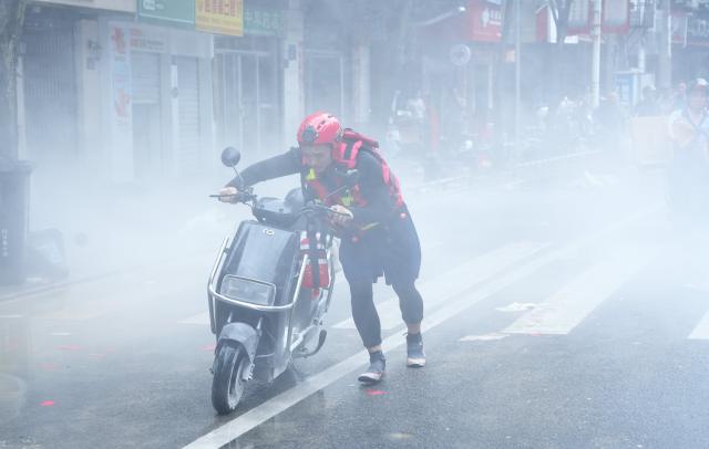 (260903) -- FUZHOU, Sept. 3, 2026 (Xinhua) -- A rescuer transfers an electric bicycle that caught fire after wading through flood water in Fu'an City, southeast China's Fujian Province, Sept. 2, 2026. Typhoon Saudel, the 18th typhoon of 2026, made its third landfall in Fujian Province on Thursday, with maximum sustained winds of 23 meters per second near its center, according to the provincial meteorological observatory.
   Local authorities have quickly carried out rescue and flood drainage operations as persistent heavy rain battered parts of the province. (Xinhua)