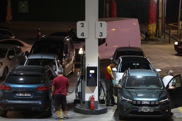 (260903) -- ANKARA, Sept. 3, 2026 (Xinhua) -- Photo taken on Sept. 3, 2026 shows vehicles lining up at a gas station to fill up their tanks before price hike in Ankara, Türkiye. Türkiye is set for a major fuel price hike on Sept. 4. (Mustafa Kaya/Handout via Xinhua)