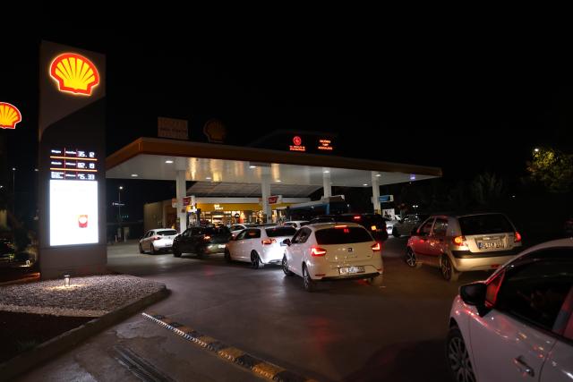 (260903) -- ANKARA, Sept. 3, 2026 (Xinhua) -- Photo taken on Sept. 3, 2026 shows vehicles lining up at a gas station to fill up their tanks before price hike in Ankara, Türkiye. Türkiye is set for a major fuel price hike on Sept. 4. (Mustafa Kaya/Handout via Xinhua)