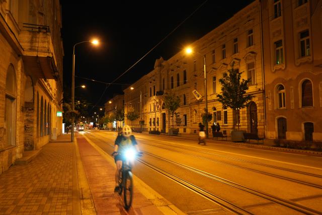 (260903) -- BRATISLAVA, Sept. 3, 2026 (Xinhua) -- This photo taken on Sept. 3, 2026 shows a night view of a street in Bratislava, capital of Slovakia. (Xinhua/Liu Haodong)