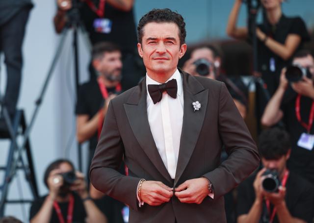 (260903) -- VENICE, Sept. 3, 2026 (Xinhua) -- British actor Orlando Bloom poses at the red carpet before the premiere of the film "Bucking Fastard" during the 83rd Venice International Film Festival in Venice, Italy, Sept. 3, 2026. (Xinhua/Wang Kaiyan)