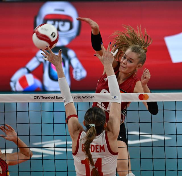(260904) -- ISTANBUL, Sept. 4, 2026 (Xinhua) -- Germany's Camilla Weitzel (top) spikes the ball during the quarterfinal match between Türkiye and Germany at the 2026 Women's European Volleyball Championship in Istanbul, Türkiye, Sept. 3, 2026. (Xinhua/Liu Lei)